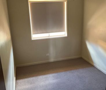 4 BEDROOMS, 1 BATHROOM - Photo 3