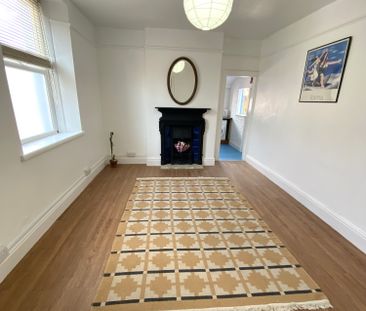 £1,400 PCM, Spacious Three Double Bedroom Maisonette with Enclosed ... - Photo 4