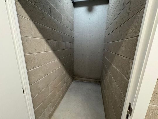 Prachtig startersappartement met leuk terras, staanplaats inpandig én ruime berging te Troonstraat Oostende! - Photo 1