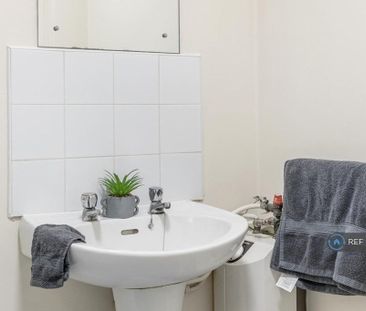 1 bedroom in a flat share to rent - Photo 4