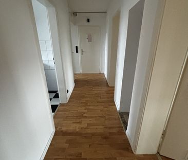 Schöne 3-Zimmerwohnung mit Loggia! -Für Bahn-Pendler sehr attraktiv- - Photo 3