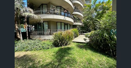 Beautifully renovated three bedroom apartment in great inner city location - Photo 5