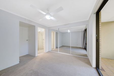 Spacious 2 Bedroom Apartment In Central Location - Photo 2