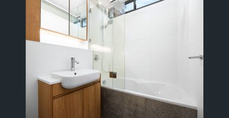 A Lovingly Revived Mid-Century Masterpiece - Photo 5