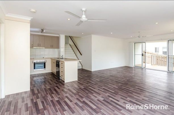 MODERN FOUR BEDROOM AIR CONDITIONED HOME IN SOUTH GLADSTONE! - Photo 1
