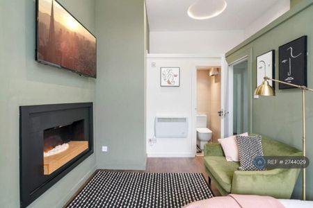 1 bedroom in a flat share to rent - Photo 5