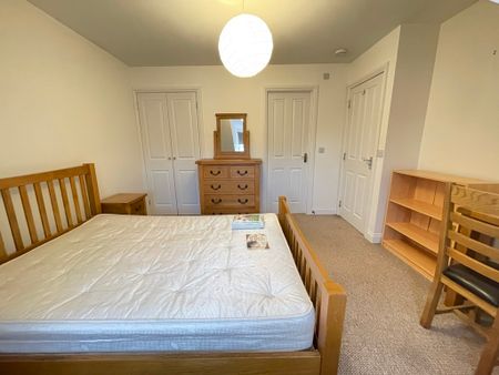 3 bedroom Semi-Detached House to let - Photo 4