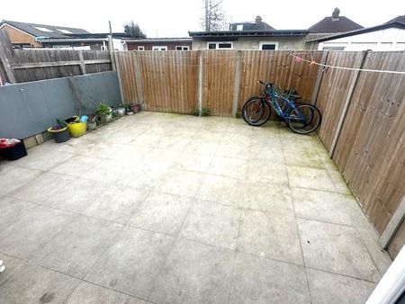 3 bedroom flat to rent - Photo 5