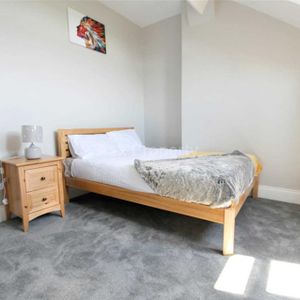 1 bedroom in a house share to rent - Photo 2