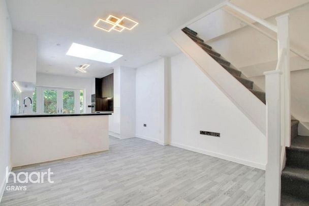 4 bedroom bungalow to rent - Photo 1