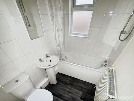 2 bedroom end of terrace house to rent - Photo 4