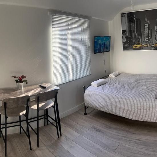 Studio to rent - Photo 1