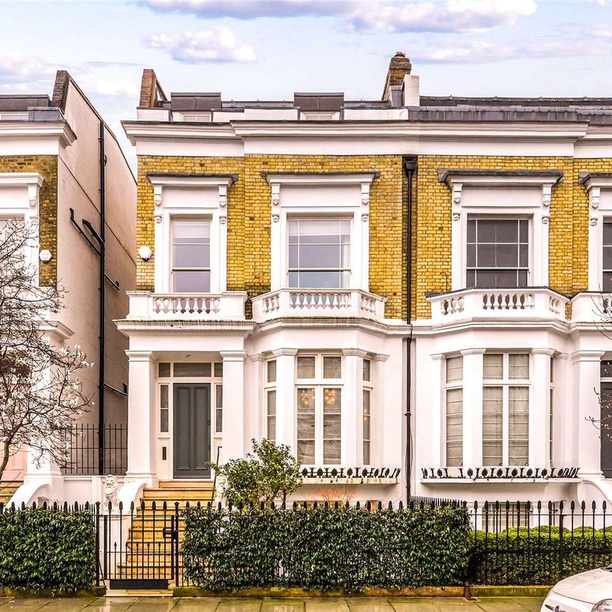 This is a charming three bedroom family house, with a large patio garden, situated in a popular part of Chelsea. It is near to the amenities of the Kings Road and the Fulham Road. - Photo 1