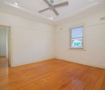 Oversized 2 Bedroom Apartment - Photo 3