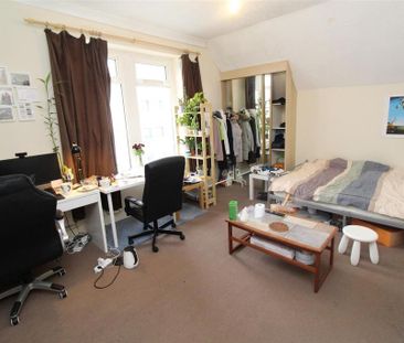 4 bedroom flat to rent - Photo 2