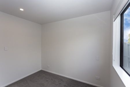 Near New Spacious 2 Bedroom Townhouse! - Photo 4