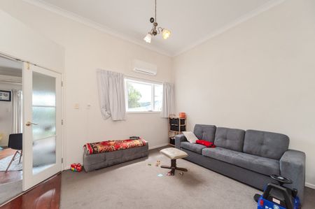 Four Bedrooms in Newtown - Photo 2