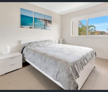 Runaway Bay Beach side Townhouse - Photo 3