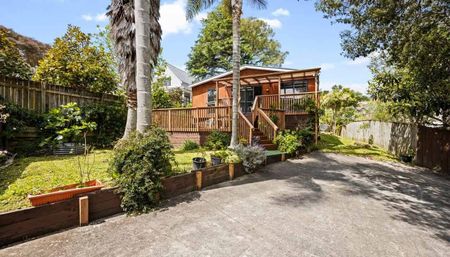 Family Home In New Lynn - Photo 3