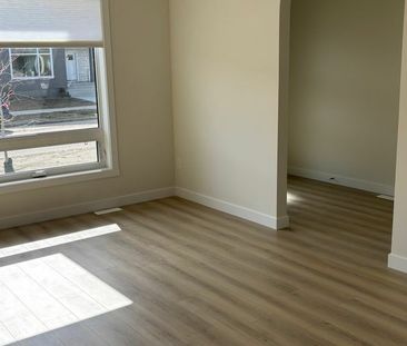 *BRANDE NEW* 3 Bedroom Upper Unit in Brighton - Photo 2