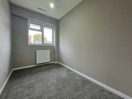 3 bedroom semi-detached to let - Photo 2