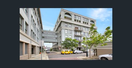 Stylish Inner City Pad in historic waterfront setting - Photo 4