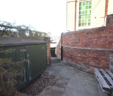 2 bedroom end of terrace house to rent - Photo 5