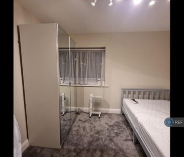 1 bedroom in a flat share to rent - Photo 1