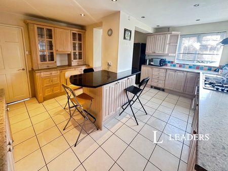 4 bedroom house to rent Wymondley Grove, Stoke-on-Trent, Staffordshire, ST4 - Photo 2