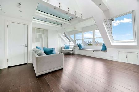 An exceptional three bedroom split level penthouse conversion flat with the most spectacular views of London. - Photo 4