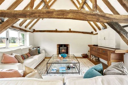 Charming Grade II listed period property dating back to 1607, beautifully refurbished to an excellent standard. - Photo 2