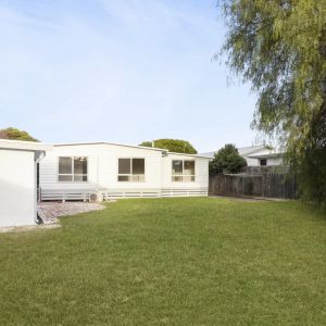 Relaxed family living only minutes from the beach - Photo 3