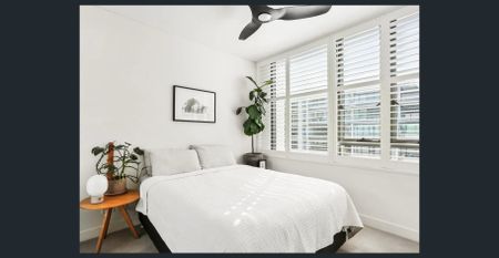 Private rental! Stylish modern apartment with Rare unobstructed District views - Photo 2