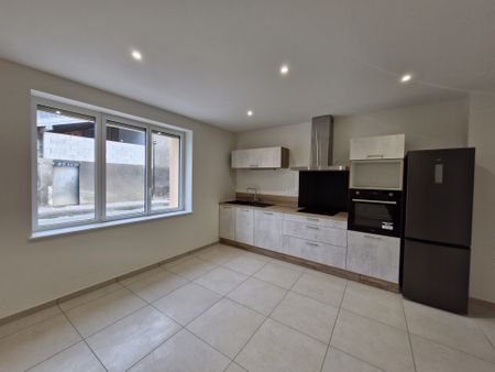 Location Appartement 4 pièces 103m² AMPUIS 69420 - Photo 3