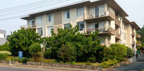 One-Bedroom in Oak Bay Living/ Concrete Building - Photo 2