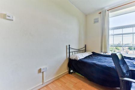 3 bedroom flat to rent - Photo 4