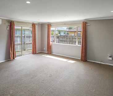 HENDERSON - Conveniently Located 3 Bedroom Home - Photo 2