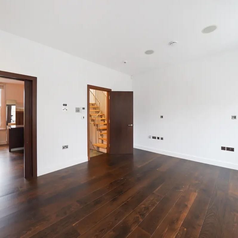 5 bedroom house in St John's Wood - Photo 1