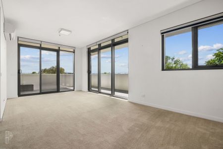 Large 2-bedroom corner apartment, in the heart of Belconnen - Photo 4