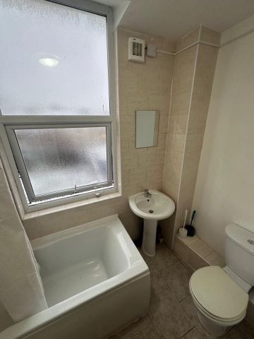 Studio Flat, Derwent Road West, L13 - Photo 3