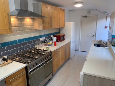 1 bedroom Flat To Let - Photo 3