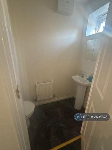 3 bedroom semi-detached house to rent - Photo 4