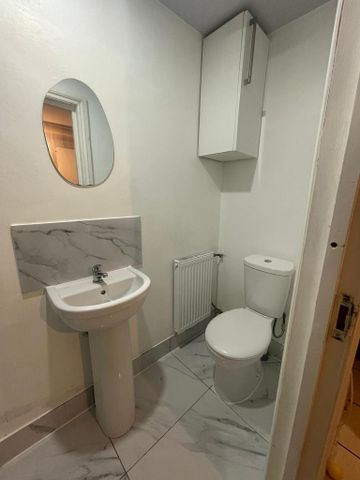 5 bedroom flat to rent - Photo 3