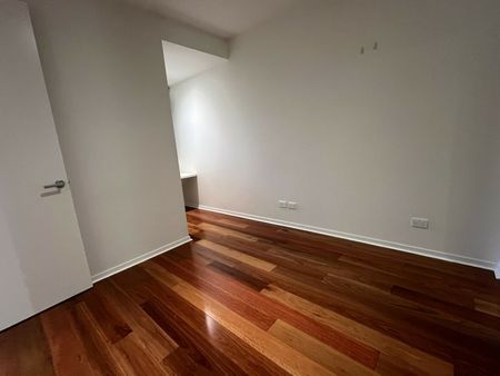 MODERN TWO BEDROOM, TWO BATHROOM APARTMENT - Photo 4