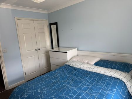 2 Bed Flat, Piper Way, IG1 - Photo 4