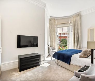 2 bedroom flat in London - Photo 1