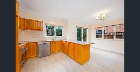 Immaculate Two Level Family Home - Photo 4