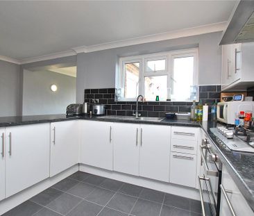 4 bedroom semi-detached house to rent - Photo 6