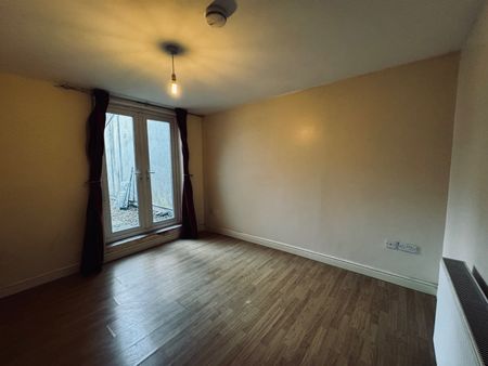 1 Bed Flat, Howard Road, BS3 - Photo 2