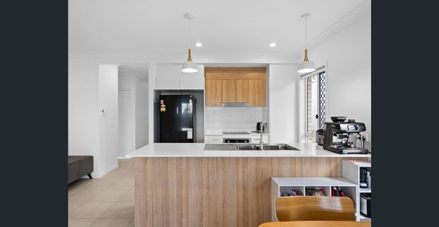 Four Bedrooms stylish home in the Heart of Thornlands - Photo 1